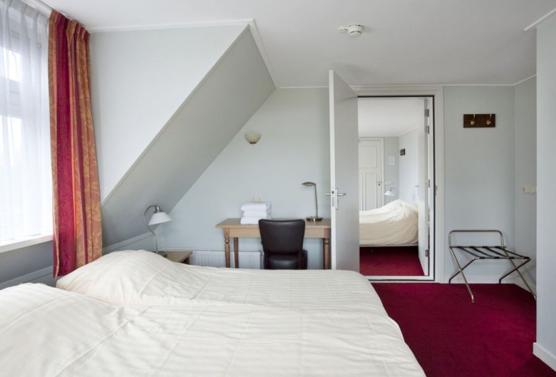 van der Werff - hotel room with bath/toilet