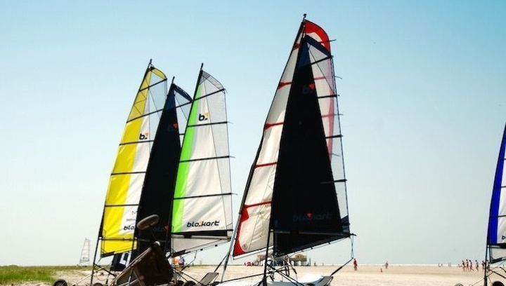 Reactief buitensport, strandzeilen op het strand van Schiermonnikoog