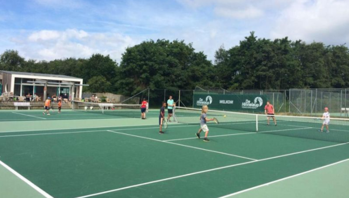 Tennissen op de tennisbaan van Schiermonnikoog