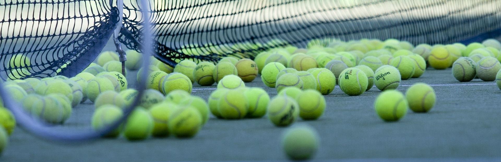 Tennissen op de tennisbaan van Schiermonnikoog